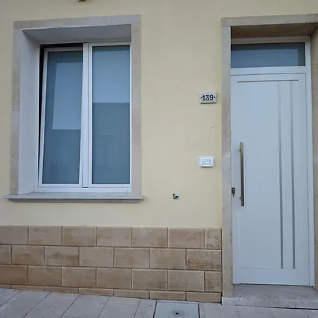 Niria كوستوناتشي